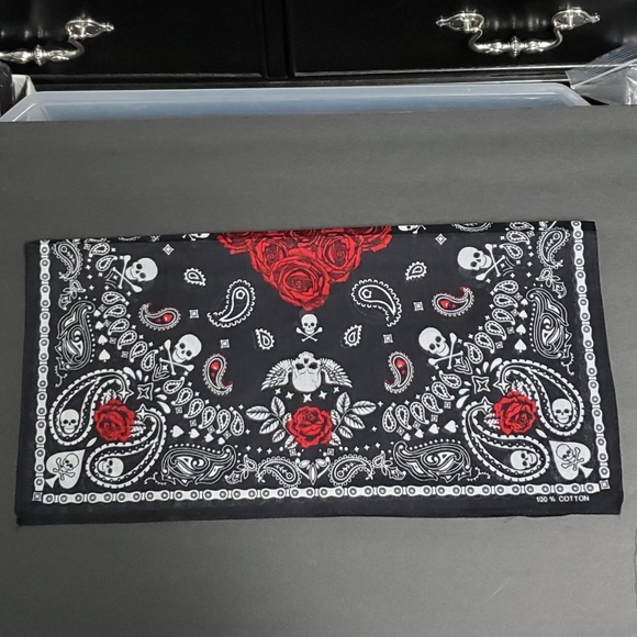 Skull & Roses Bandana - Picture 2 of 2
